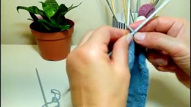 Вяжем ПРОСТЫЕ ВАРЕЖКИ спицами(подробный урок)
