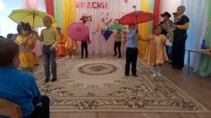 Танец "Дождик капает по лужам"