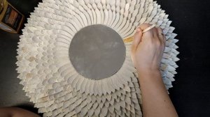 Зеркало-солнце своими руками. Золотой декор из мусора