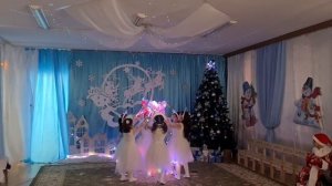 танец со светодиодными палочками.