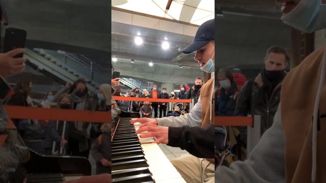 Comptine d’un autre été piano Gare de Lyon смотреть онлайн