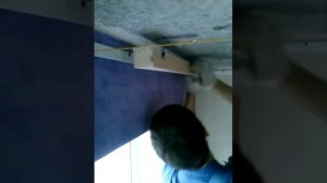 как установить брус для карниза под натяжной потолок