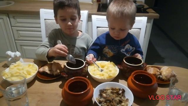 Курица, тушёная с картофелем и грибами в горшочке. Готовлю вместе с братом #foodbeast #eats #cookin