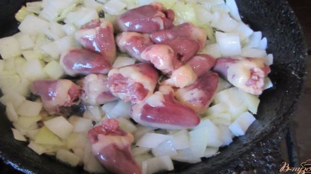 Куриные сердечки в сметаном соусе