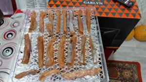 Горбуша в электросушилке. вкусняшка к пиву и без него хорошо уходит.