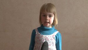 Девочка поёт песенку