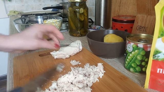 Оливье с куриной грудкой. Нюансы. Как выбрать горошек. Как правильно рассчитать, сколько чего смотреть онлайн