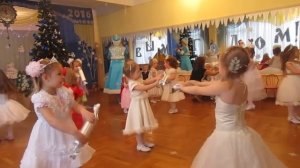 ТАНЕЦ КОНФЕТОК (новый год 2016, вторая младшая группа)