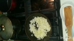 Простой суп на бульоне из куриных бёдер.
