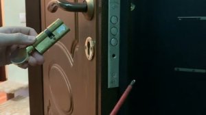 Как поменять личинку замка самостоятельно
