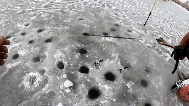 ЗИМНЯЯ РЫБАЛКА ЛОВЛЯ КРУПНОГО КАРАСЯ смотреть онлайн