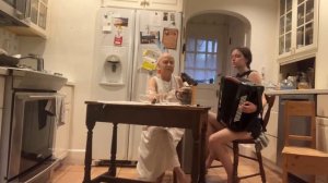 Девушка из маленькой таверны , девушка с глазами дикой серны. поют мама и паша аккордеон