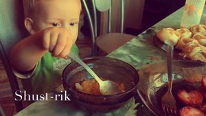 Ребёнок кушает сам в 1 год