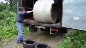 Как выгрузить бетонное кольцо - вообще ни разу не сломав