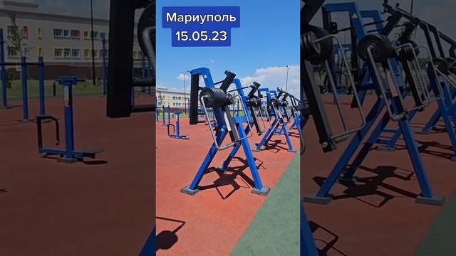Мариуполь сейчас.

Девушка рассказывает, что местные в отстроенных микрорайонах сейчас живут лучше;