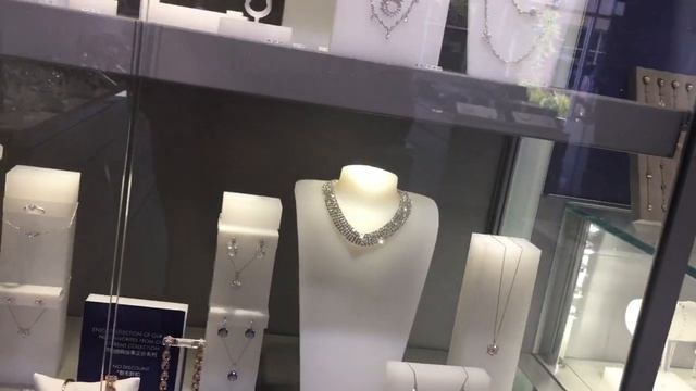 Swarovski crystal jewelry and figurines смотреть онлайн