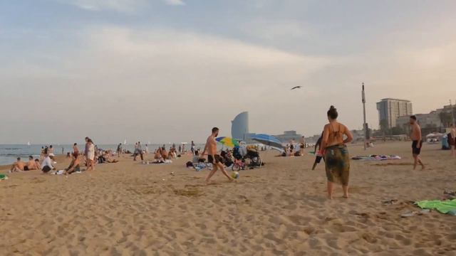 Summer Spain Virtual Beach Walking Tour in 4K - Barcelona's Barceloneta Beach Escape! смотреть онлайн