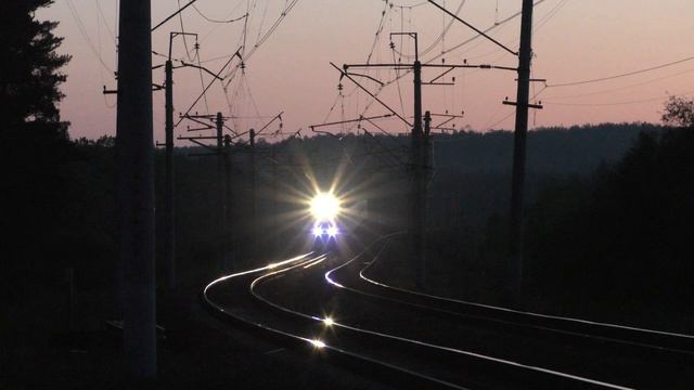 Ночной ЭП2К с приветливой бригадой и пассажирским поездом Москва - Красноярск смотреть онлайн