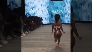 Впервые В Истории МОДЕЛЬ-КАРЛИК ВЫШЛА НА ПОДИУМ На Неделе Моды Miami Swim Week
