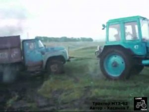 Трактор МТЗ-82 вытаскивает застрявший ЗиЛ-130