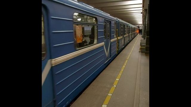 Прибытие метропоезда на станцию Проспект Ветеранов, Санкт-Петербург