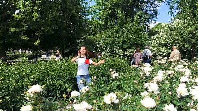 Узбекский танец в парке. Красивая узбекская мелодия.