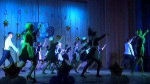 1 сентября танцуют 1 и 11 класс