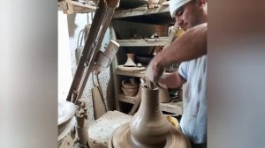 Посмотрите, как мастер делает красивую вазу из глины