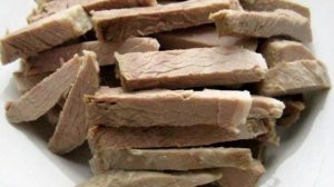 Деревенский свадебный салат из свинины с луком