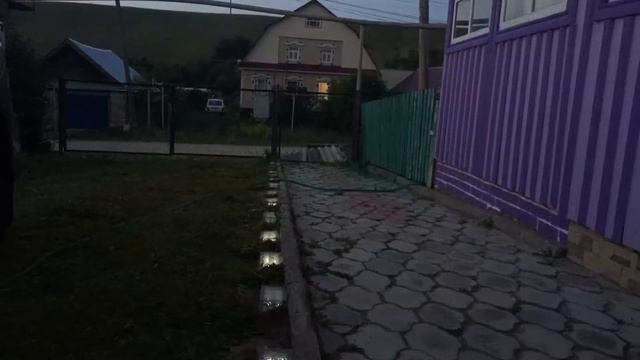 Работа светодиодной брусчатки на солнечных батареях на объекте. Ускоренная съемка. смотреть онлайн