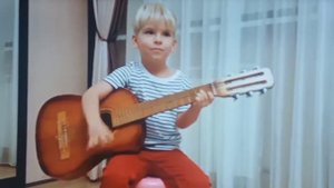 Мальчик играет на гитаре