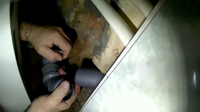 Труба не плачет, а рыдает. Устраняем течь пластиковой канализационной трубы. Guru from the USSR. смотреть онлайн