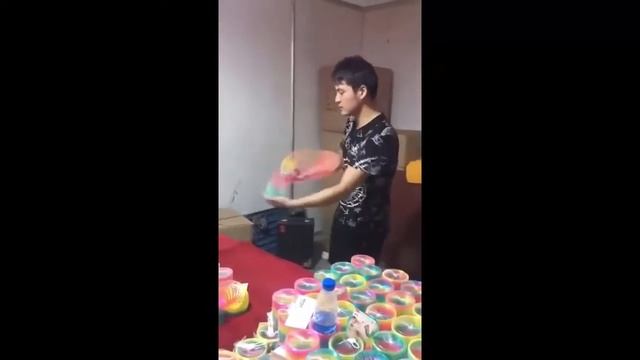 Что можно делать со слинки? Игрушка шагающая пружинка, спиралька. смотреть онлайн