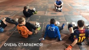 Тренировка вратаря/дети играют в футбол/футбольная тренировка