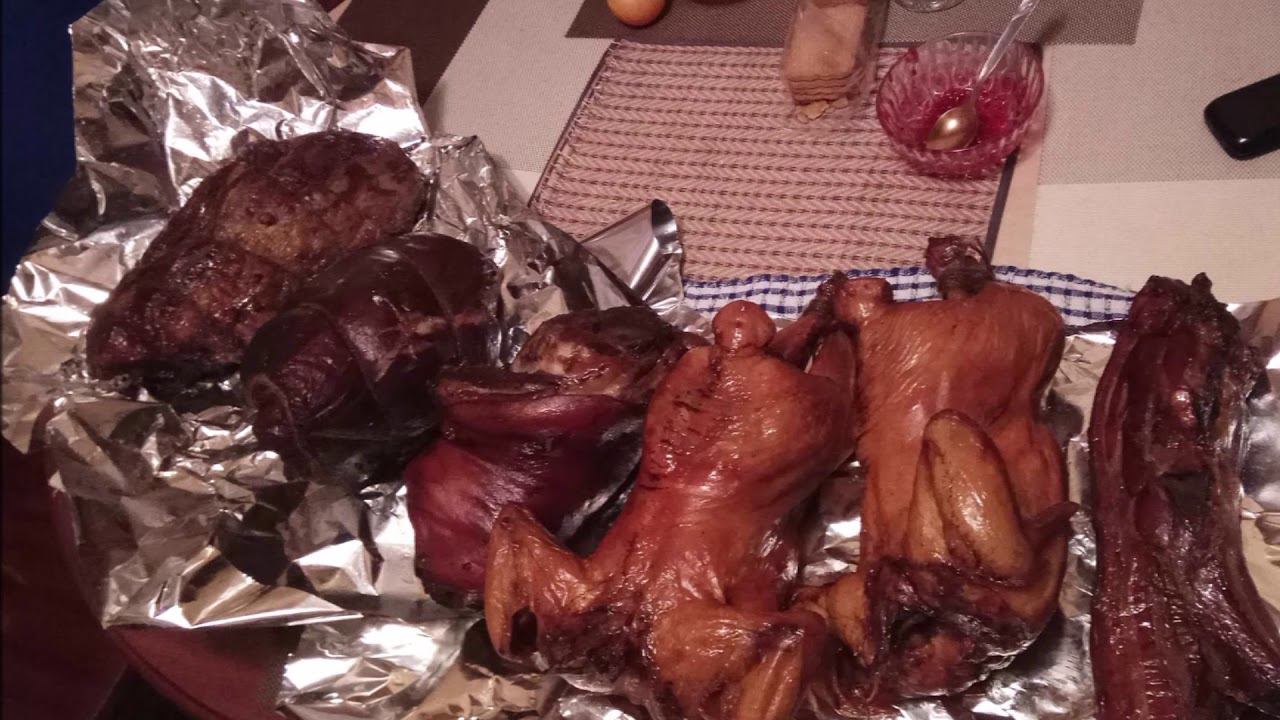 Коптим мясо в деревянной коптильне