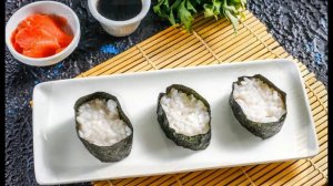 Гунканы с копченым лососем: быстрая и яркая закуска для любителей японской кухни.
