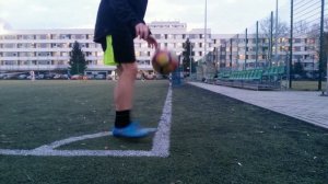 Как научиться набивать мяч, а также различные способы жонглирования  для улучшения техники в футбол