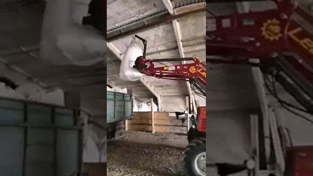 Выгружаем мешки биг-беги погрузчиком НТШ-1200 Лидер производства КБ Альфа. Трактор МТЗ смотреть онлайн