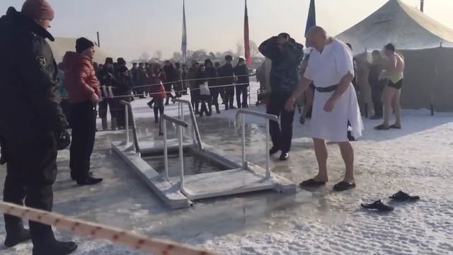 Крещение 2017 церковный праздник в Хабаровске/ купание в проруби на Крещение 19 января смотреть онлайн