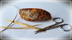 Украшаем заколку мозаикой из соломки