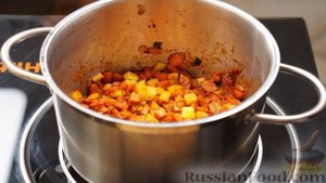 Сливочный суп с сосисками и манными клёцками