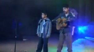 ДВА МОЛОДЫХ ЦЫГАНА ПОЮТ ОБАЛДЕННУЮ ПЕСНЮ ПОД ГИТАРУ