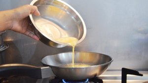 Яичница-болтунья с сыром