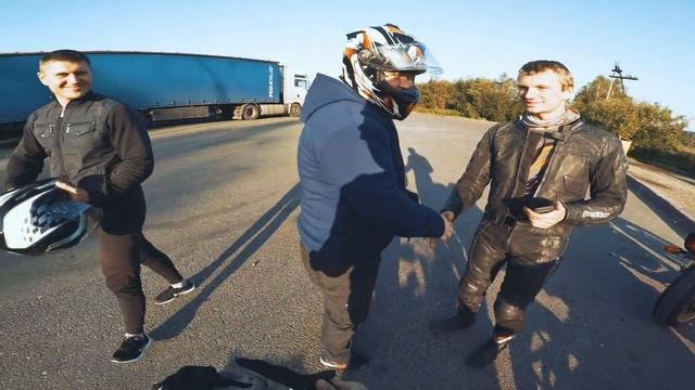 Безумный БАЙКЕР коснулся меня РУКОЙ НА СКОРОСТИ - Драйвовая мото езда на заднем колесе смотреть онлайн