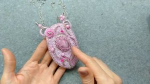 Мастер-класс Кулон с кабошоном. Очень оригинальный способ оплетения кабошона!