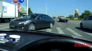 Toyota Camry едет по встречке