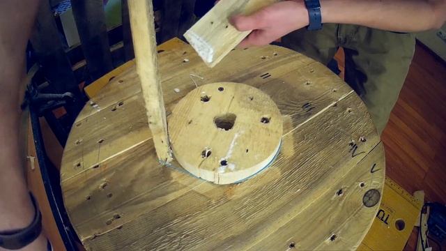 стол из катушки смотреть онлайн