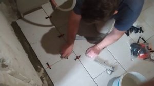 Укладка плитки своими руками. Облицовка плиткой пола.
