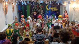Дети поют песню на Новогоднем утреннике
