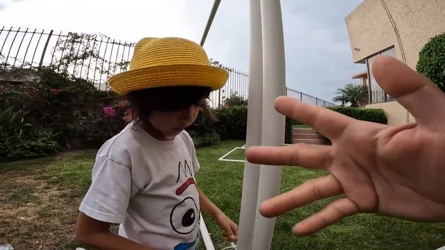 Construyo BUNKER INVISIBLE para pasar la NOCHE en mi Jardin смотреть онлайн